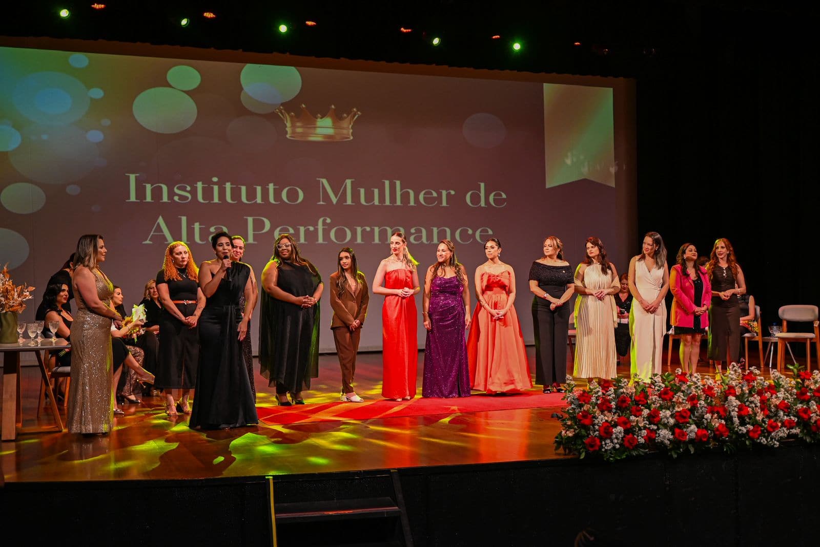 Candidatas em pé no palco durante o anúncio